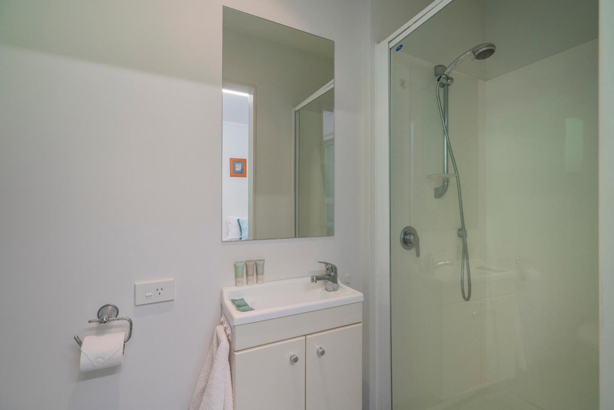 Ocean Serenity Apartments Whitianga Buitenkant foto